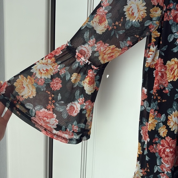 Bobbie Brooks Black Floral Blouse size small - Picture 4 of 5